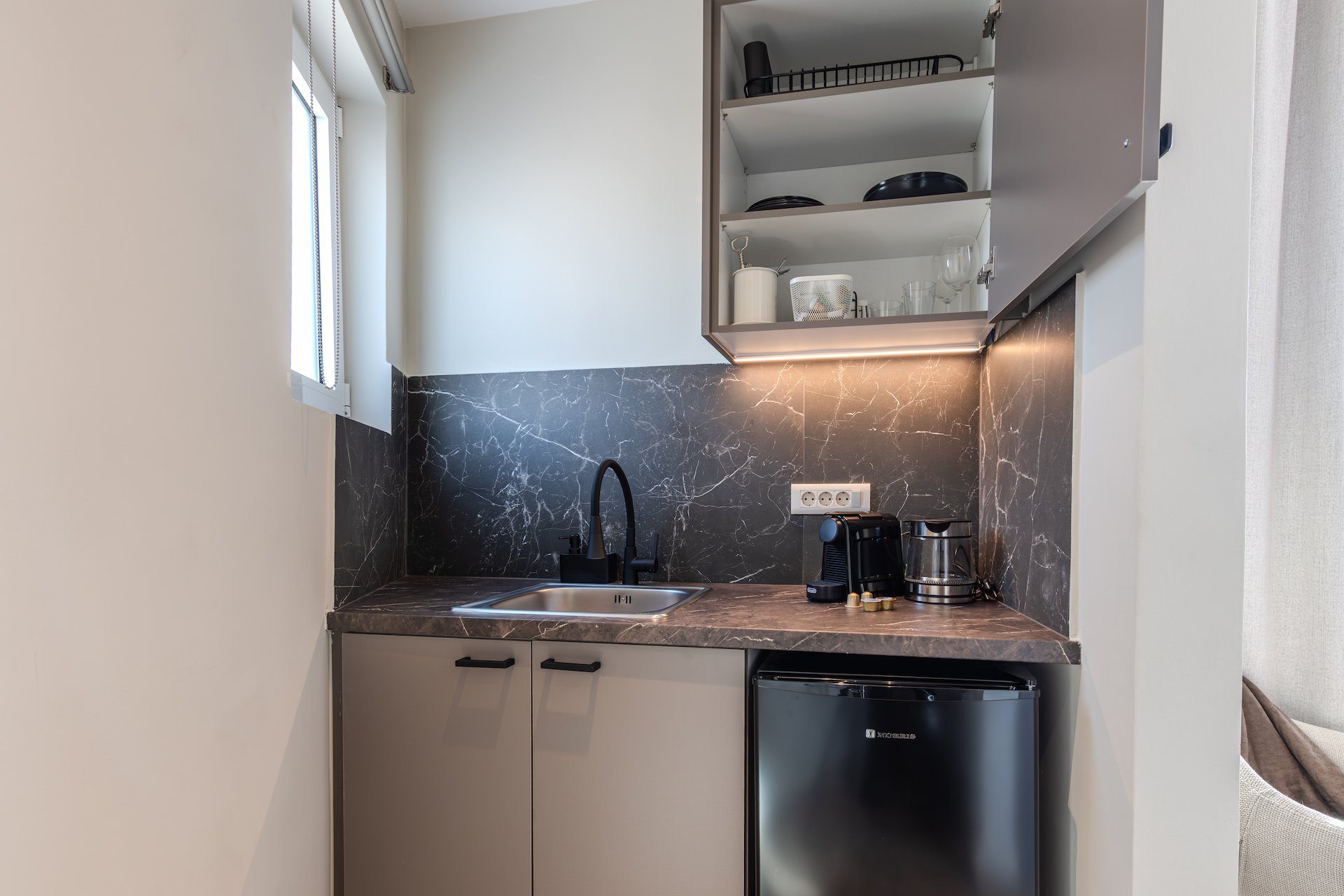 Deluxe Suite with sea view - interior at Noma Suites Tolo