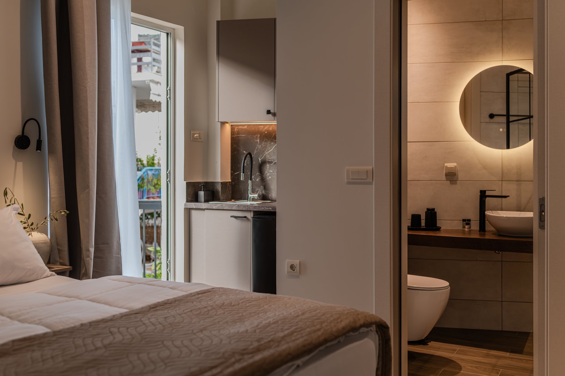 Superior Double Room with Garden View - interior at Noma Suites Tolo